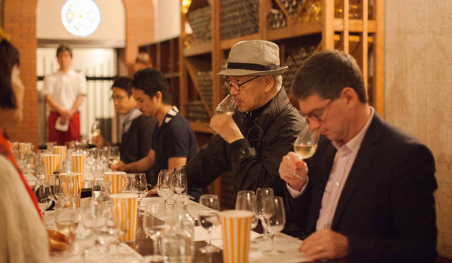 Wine tasting. The five varieties sampled were: "Solaris Shinshu Sauvignon Blanc 2010," "Solaris Shinshu Chardonnay Barrel-Aged 2009," "Solaris Shinshu Komoro Merlot 2008," "Solaris Shinshu Higashiyama Cabernet Sauvignon 2008," and "Solaris Shinshu Riesling Cryo Extraction 2010."