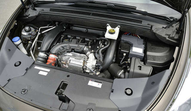 <strong>Citroen DS5 Chic｜シトロエン DS5 シック</strong></br>搭載するエンジンは、PSAとBMWグループが共同開発した1.6リッター4気筒ターボ。最高出力115kw（156ps）/6,000rpm、最大トルク240Nm（24.5kgm）/1,400-3,500rpmを発揮する。