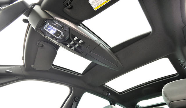 <strong>Citroen DS5 Chic｜シトロエン DS5 シック</strong></br>天井には航空機をイメージしデザインされたトグルスイッチがならぶ。明るく開放感あふれる分割式のスライディングルーフも、このクルマのデザインの特徴のひとつだ。