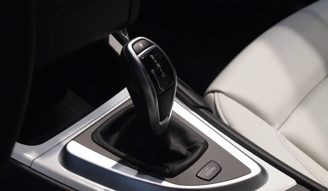 <strong>BMW ActiveE｜ビー・エム・ダブリュー アクティブ イー</strong><br />ECO PROボタンを押すことで エアコンなどの設定を調整し 航続可能距離をのばす