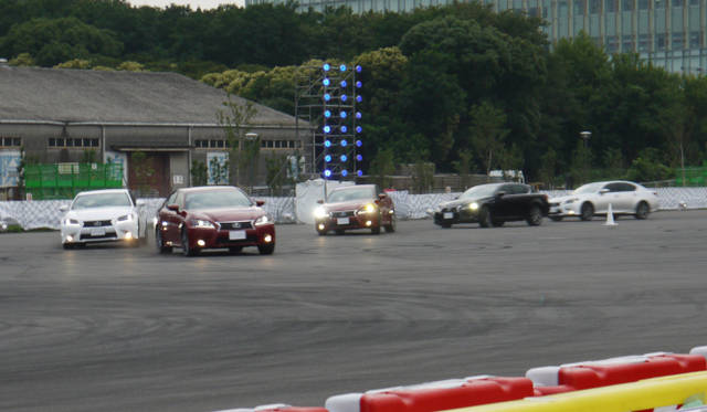 <br />トップレーシングドライバーによる同乗体験。使用車両はレクサスGS