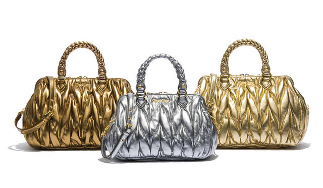 <strong>MIU MIU│ミュウミュウ</strong>　マテラッセバッグ　￡885(小)、￡995(大) 