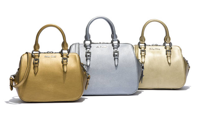 <strong>MIU MIU│ミュウミュウ</strong>　ボストンバッグ　￡795(小)、￡850(大) 