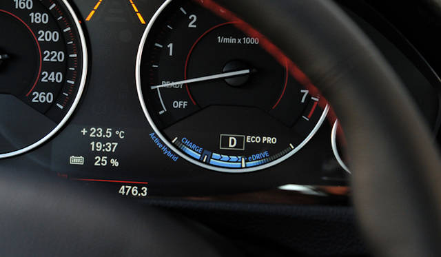 <strong>BMW Active Hybrid 3｜ビー・エム・ダブリューアクティブハイブリッド 3</strong>　eドライブモード加速中