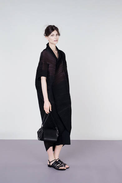 　2013年春夏プレコレクション　© 2012 ISSEY MIYAKE INC.