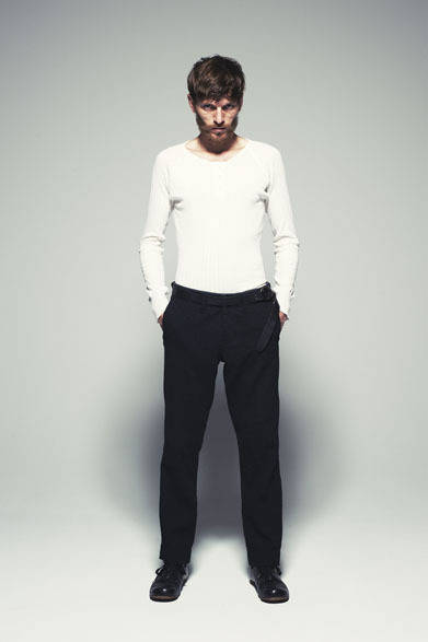 <strong>The Letters｜レターズ</strong>　2012-13年秋冬コレクション　Jacquard Henry Neck Rib L/S T-shirt 1万7850円、Oil Cut Trousers 4万7250円、W Ring Belt 1万4700円