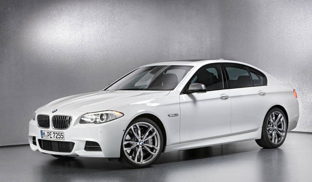 <strong>BMW M550d xDrive｜ビー・エム・ダブリュー M550d xDrive</strong><br />大出力を発生する1つの大きなターボチャージャーとレスポンスにすぐれる2つの小型ターボチャージャーで3リッター直列6気筒ディーゼルエンジンを過給 最高出力280kW/4,000rpm　最大トルク740Nm/2,000rpmを発生する。サスペンションやホイールもMゆずりのスポーティなもの　0-100km/h加速4.7秒 燃費6.3ℓ/100km CO2排出量は165g/km