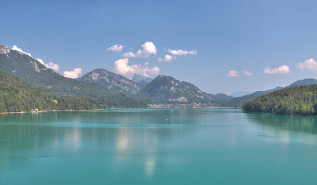 <strong>Audi</strong> – The Sheraton hotel for guests, nestled by a lake in the mountains