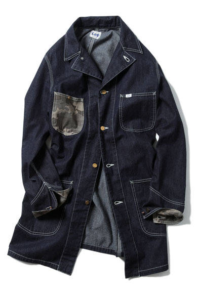 <strong>SOPH.｜ソフ</strong>　Leeとの協業により型から起こしたショップコートは、膝が隠れる程度の着丈。ポケットや袖裏にはカモフラージュ柄の生地を貼り付けている。柔らかな10.5オンスデニムを使用。3万5700円（SOPHNET.）