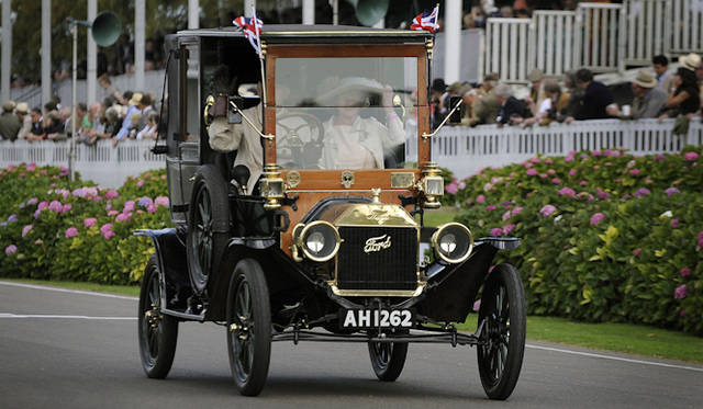 <strong>Ford Model T｜T型フォード</strong><br />世界ではじめてベルトコンベアを使用した流れ作業方式で製造されたクルマ　史上2番目に大量生産されたクルマで1908-1927年までの19年間で1,500万7,033台を生産した　(もっとも生産されたクルマは65年間かけて2,100万台以上が製造されたフォルクスワーゲン・タイプ1)