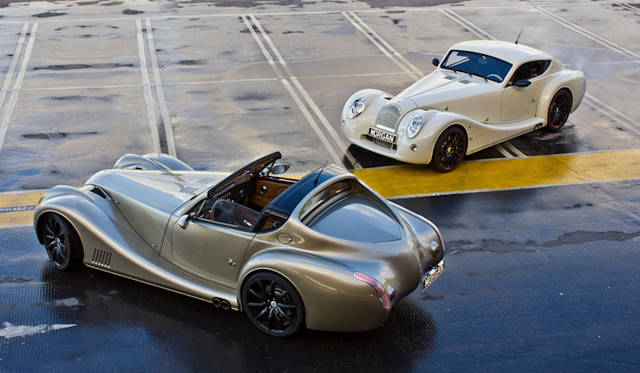 <strong>Morgan Aero Super Sports｜モーガン エアロスーパースポーツ</strong><br />2000年に登場　モーガン64年ぶりの新設計スポーツカーでこのモデルにおいてもボディフレームの一部に木がつかわれている