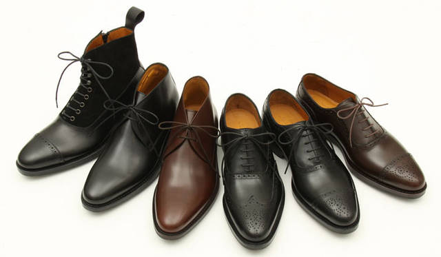 <strong>UNITED ARROWS green label relaxing｜ユナイテッドアローズ グリーンレーベル リラクシング</strong>　「モアコレクション2012イベント限定モデル」　左より／レースアップブーツ3万3600円、チャッカブーツ各3万1500円（ブラック、ミディアムブラウン）、ウィングチップ2万9400円、セミブローグ各2万9400円（ブラック、ダークブラウン）