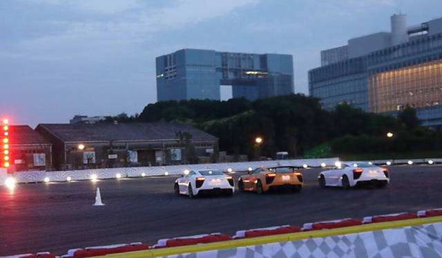 <strong>Lexus Spindle Night｜レクサス スピンドル ナイト</strong><br />同心円上をピッタリ揃えて走行するのは、かなり息があっていないと難しいテクニック