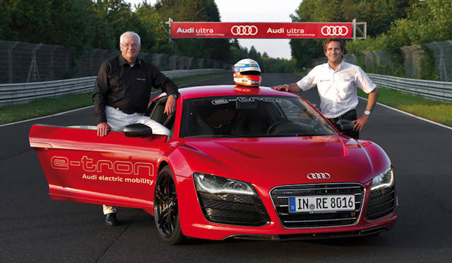<strong>Audi R8 e-tron｜アウディ R8 イートロン</strong><br />Michael Dick技術開発担当取締役と タイムアタックのドライバーMartin Winkelhock