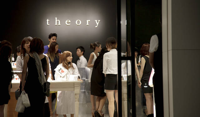 <strong>theory｜セオリー</strong>　1階のテーマは「白」。多数のゲストが訪れた