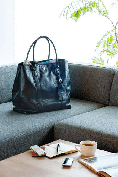 <strong>REALFLEET</strong> New Brand "KENJI AMADANA" "BAGTTERY (Bag + Battery)" Tote Bag ¥75,000 (Black, Chocolate, Navy)