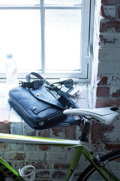 <strong>REALFLEET</strong> New Brand "KENJI AMADANA" "BAGTTERY (Bag + Battery)" Body Bag ¥59,000 (Black, Chocolate, Navy)