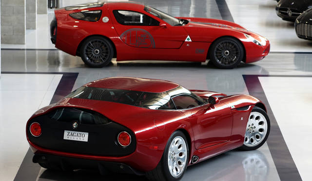 <strong>Alfa Romeo TZ3 Stradale & Alfa Romeo TZ3 Corsa｜<br />アルファロメオ TZ3 ストラダーレ（手前） & アルファロメオ TZ3 コルサ（奥）</strong>