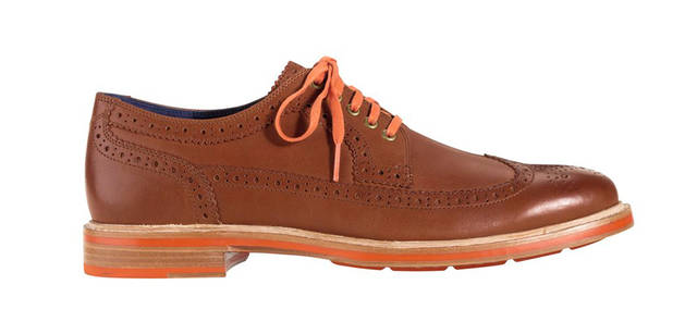 <strong>COLE HAAN｜コール ハーン</strong><br />カラフルなミッドソールが、2層のレザーに挟み込まれているのも特徴的。「クーパースクエア ウィングチップ」 4万4100円