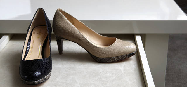<strong>COLE HAAN｜コール ハーン</strong><br />「6センチヒールの“チェルシー ローパンプ”は、クロップト丈のパンツにとても良く合います。品の良いパンプスに、あえてボーイズデニムをロールアップして穿くようなコーディネイトもいいですね。コーディネイトしやすいのもそうだけど、どのラインにしても全部、履きやすいということが本当にお薦め」と一ツ山さん。各[H6cm] 4万7250円