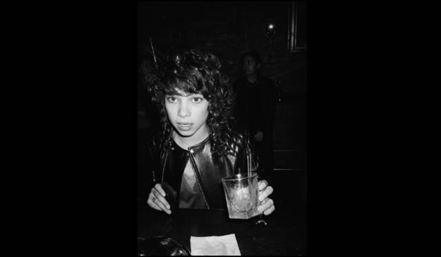 　アイオのホームタウンであるニューヨークで昨年末に撮影された写真集は、彼女のミューズでもあるカミラや交友関係で構成されており、その自然体の表情からは躍動感とニューヨークの空気感を感じられる作品に仕上がっている。　「LOOK MA’, NO HANDS」 2100円