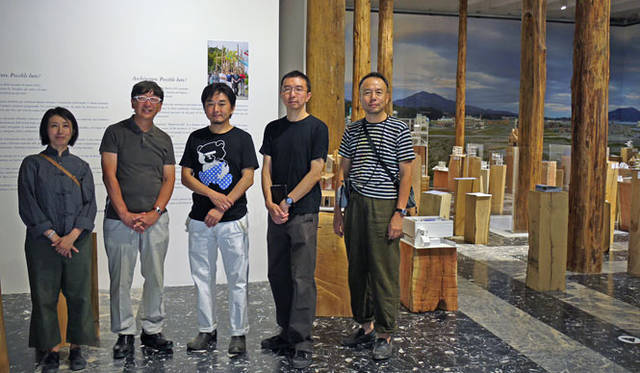 <strong>JAPAN FOUNDATION｜国際交流基金</strong>　第13回ヴェネチア・ビエンナーレ国際建築展　日本館　左から、乾久美子（建築家）、伊東豊雄（日本館コミッショナー／建築家）、平田晃久（建築家）、藤本壮介（建築家）、畠山直哉（写真家）　© Japan Foundation Photographs by HATAKEYAMA Naoya