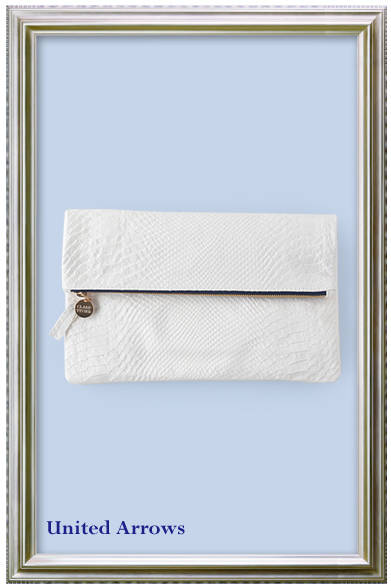薄くなめしたレザーが上品なふたつ折りクラッチバッグ。<br /><br />バッグ　1万8900円（CLARE VIVIER｜クレア・ヴィヴィエ／ユナイテッドアローズ 原宿本店 ウィメンズ館）<br /><br />ユナイテッドアローズ 原宿本店 ウィメンズ館<br />東京都渋谷区神宮前2-31-12 B1-1F<br />Tel. 03-3479-8176