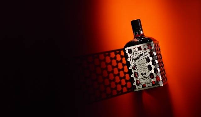 <strong>Cointreau｜コアントロー</strong>　フランス出身のファッションデザイナー、アレクシ・マビーユがデザインした、スペシャルボトルが登場