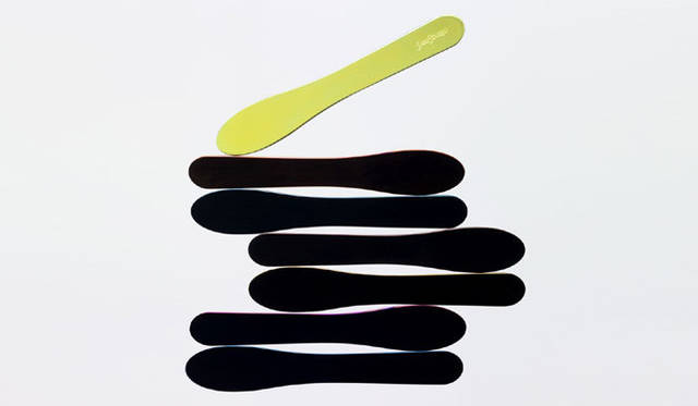 <strong>S&O DESIGN 清水久和＆岡田栄造</strong>　「ICE CREAM SPOON」 1998 普通は使い捨ての木製のアイスクリームスプーンを、ステンレスで製作した
