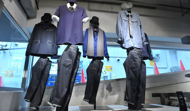 <strong>G-STAR RAW｜ジースターロゥ</strong>　この日、祐真氏が着用していたコーディネイト含め、コラボレーションデニムを軸に祐真氏がスタイリングしたコーディネイトを展示