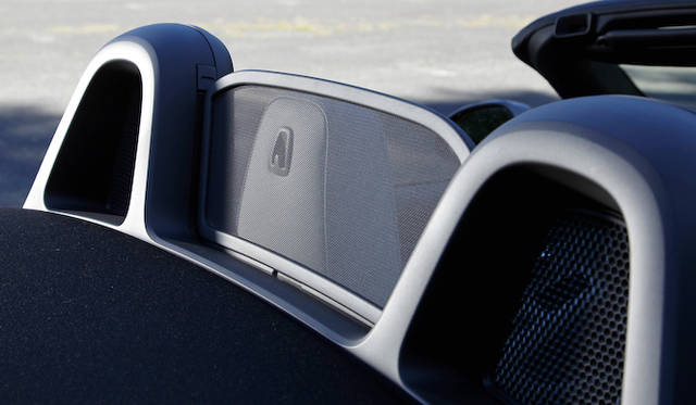 <strong>Porsche Boxster S｜ポルシェ ボクスターS</strong><br />ウインドディフレクターはオプション（4万8,000円）