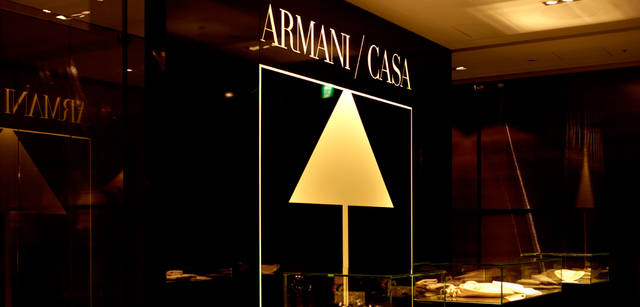 <strong>GIORGIO ARMANI｜ジョルジオ アルマーニ</strong><br />アルマーニ / カーザは、アルマーニ / 銀座タワー　4階にある。ぜひ訪れたいスポットだ