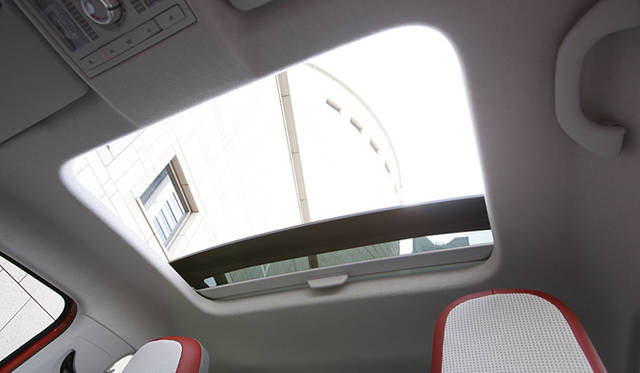 <strong>Volkswagen up!｜フォルクスワーゲン アップ！</strong><br />high up!には電動パノラマスライディングルーフをオプション設定できる