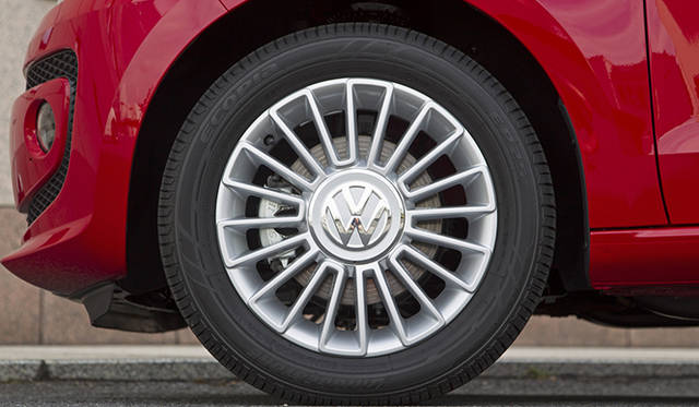 <strong>Volkswagen up!｜フォルクスワーゲン アップ！</strong><br />high up!に標準装備の15インチアルミホイール