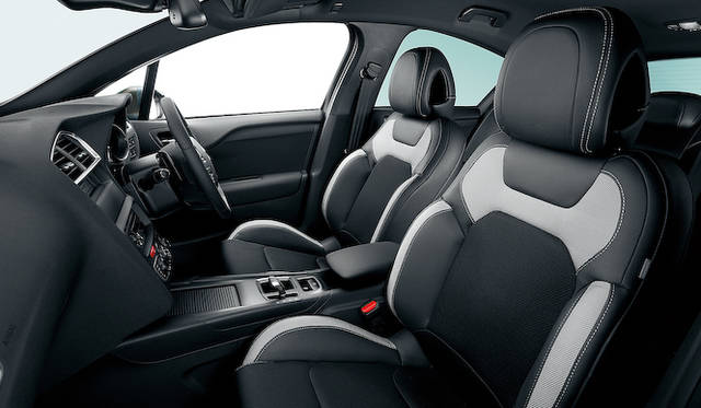 <strong>Citroen DS4｜シトロエンDS4</strong><br />Chic（6AT、6EGS）に標準設定のファブリック／レザーのコンビネーション ミストラス シート（写真は6EGS）