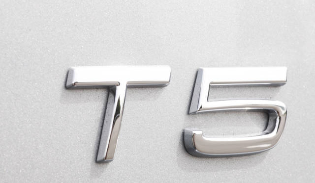 <strong>VOLVO XC60 T5 R-DESIGN｜ボルボ XC60 T5 R デザイン</strong>