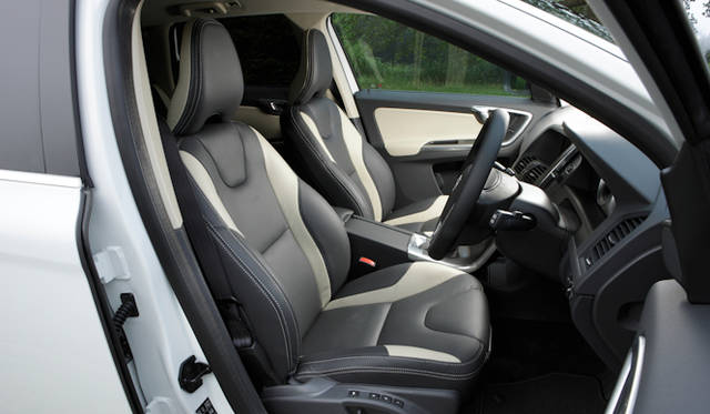 <strong>VOLVO XC60 T5 R-DESIGN｜ボルボ XC60 T5 R デザイン</strong>　ロゴ入り専用本革スポーツシート