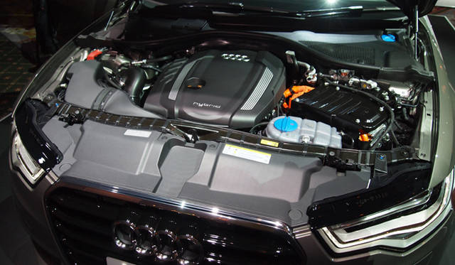 <strong>Audi A6 hybrid｜アウディ A6 ハイブリッド</strong>　エンジンカバーにはhybridと記されている