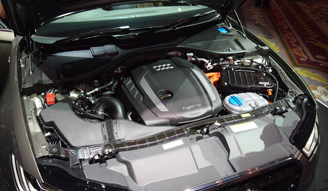 <strong>Audi A6 hybrid｜アウディ A6 ハイブリッド</strong>　エンジンカバーにはhybridと記されている