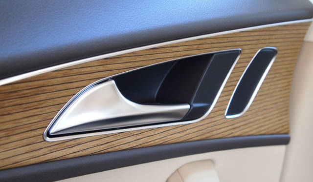 <strong>Audi A6 hybrid｜アウディ A6 ハイブリッド</strong>　積層した木材を縦に切り落とすことで出来上がる化粧パネル