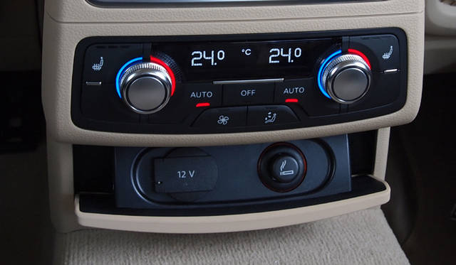 <strong>Audi A6 hybrid</strong><br />Center console. Rear seat side.
