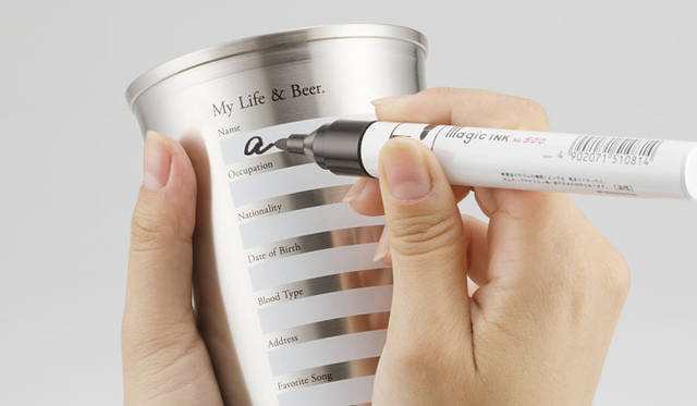 <strong>DESIGN DESIGN</strong> "Sign Cup" allows for names and other writing