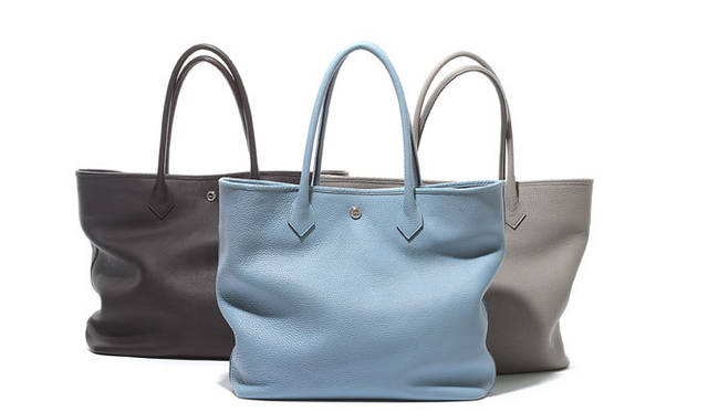 <strong>hinn</strong> The most popular 'Basic Tote L', ¥77,700. From left, Dark Brown, Smoky Blue, Gray.