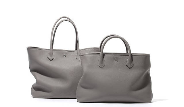 <strong>hinn</strong> 'Basic Tote L' (Gray), ¥77,700 (left), 'Wide Tote' (Gray), ¥71,400.