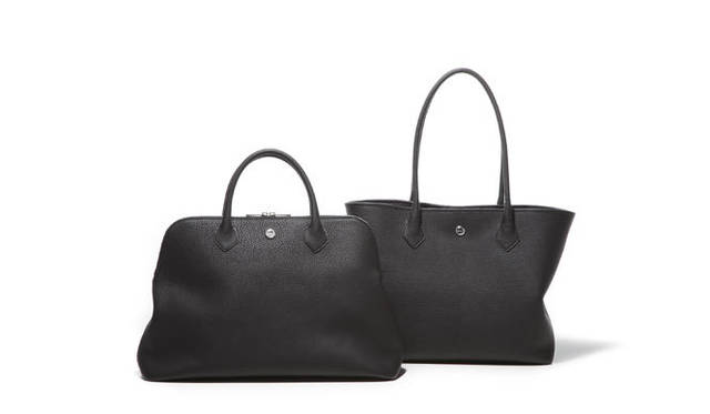 <strong>hinn</strong> 'Overnight M' (Black), ¥71,400 (left), 'Basic Tote M' (Black), ¥67,200.