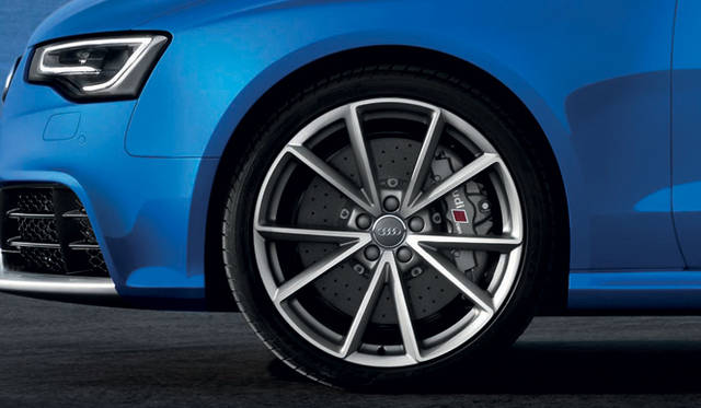 <strong>Audi RS5 Cabriolet</strong><br />365mm diameter front ventilated disc brakes.