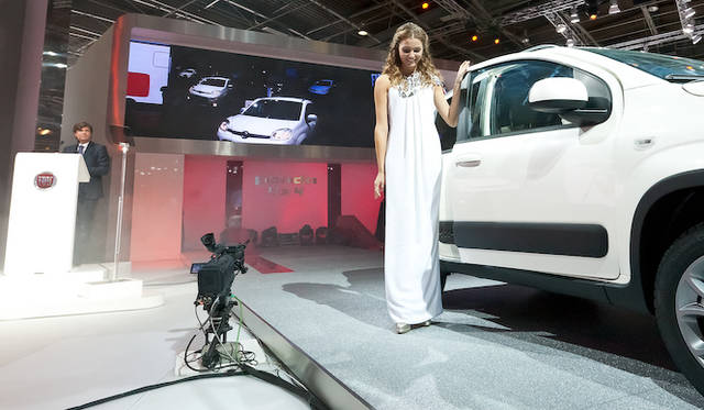 <strong>Fiat Panda 4x4｜フィアット パンダ 4ｘ4</strong><br />パリモーターショーでの発表のようす。車内から登場したモデル女性はミス・イタリア