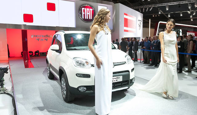 <strong>Fiat Panda 4x4｜フィアット パンダ 4ｘ4</strong><br />パリモーターショーでの発表のようす。車内から登場したモデル女性はミス・イタリア