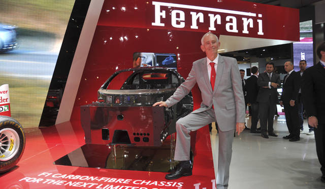 <strong>Ferrari Carbon Composite Chassis｜フェラーリ カーボンコンポジットシャシー</strong>　ロリー・バーン氏とともに