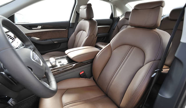 Interior of the Audi A8 tested this time: Leather seats, Nougat Brown interior color